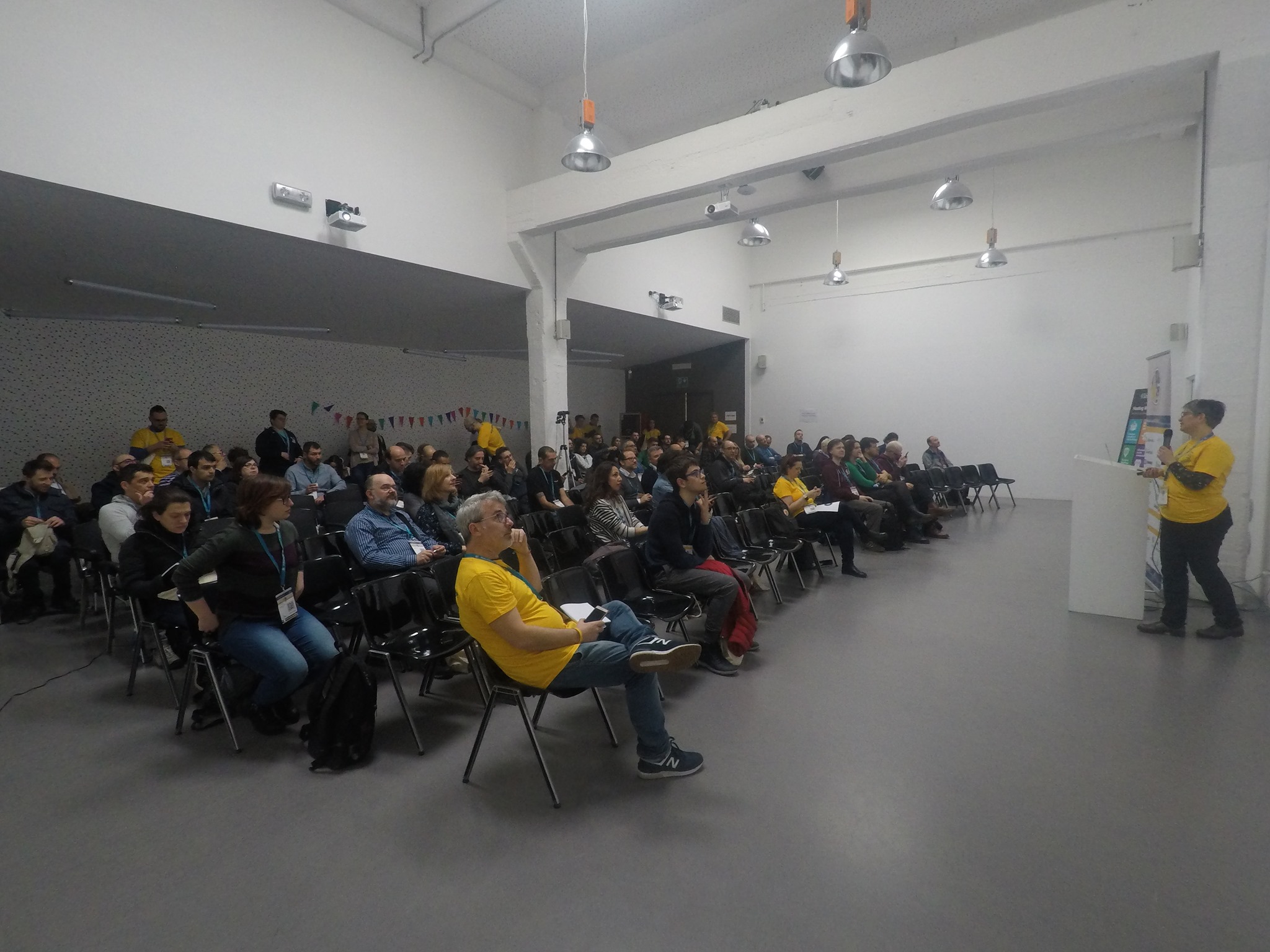 Che cos'è un WordCamp? - Sala conferenze gremita di persone durante WordCamp Torino 2019