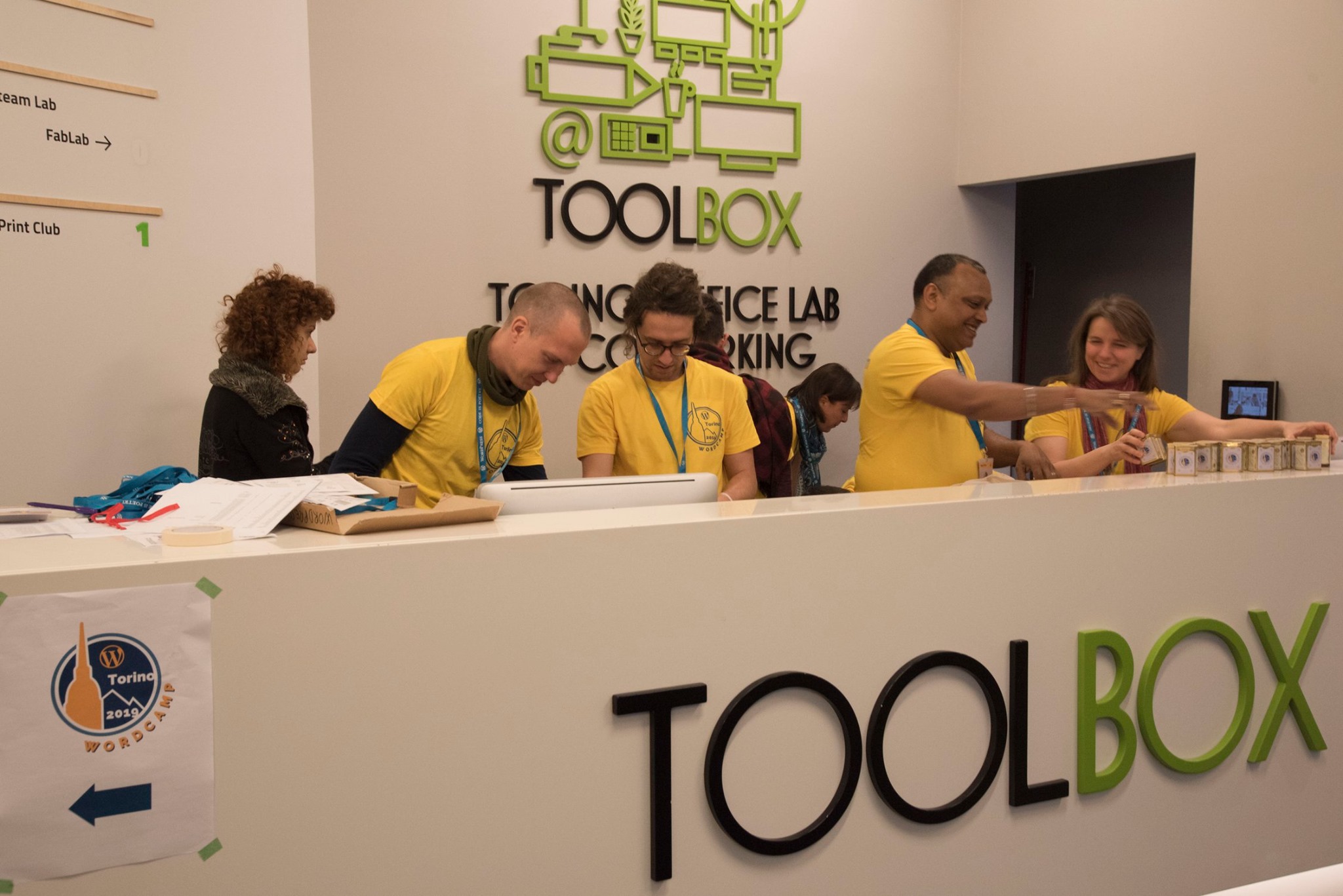 Call for Volunteers: immagine di volontari a lavoro a WordCamp Torino 2019